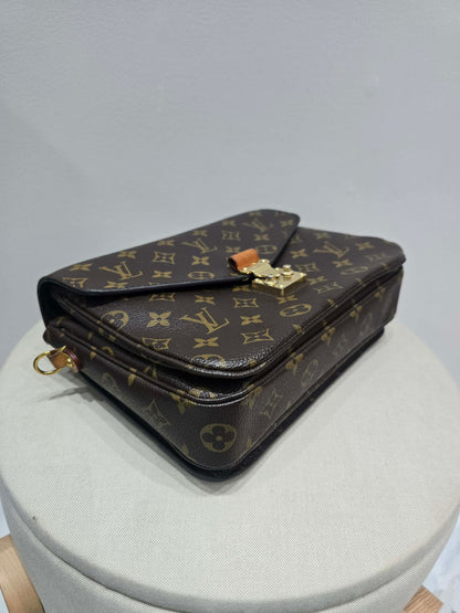 Louis Vuitton Metis in Monogram Canvas