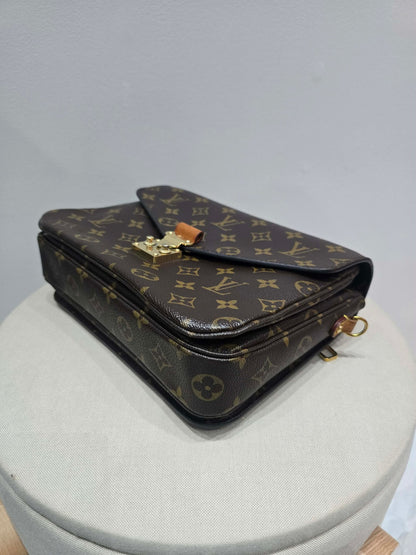 Louis Vuitton Metis in Monogram Canvas