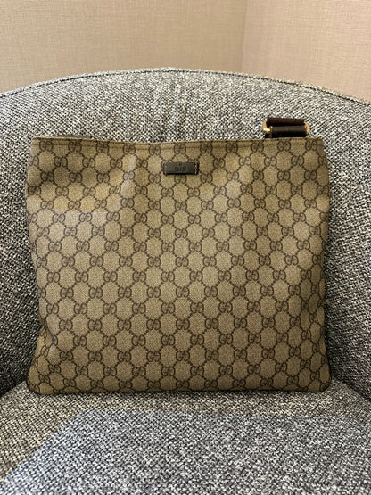 Gucci GG Supreme Zipped Messenger Bag
