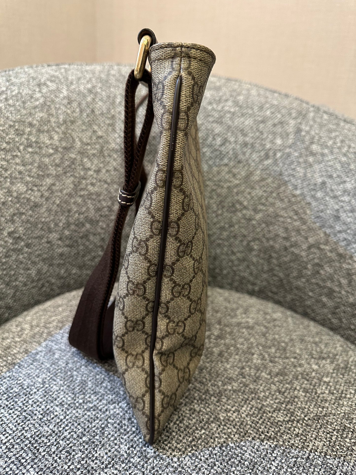 Gucci GG Supreme Zipped Messenger Bag