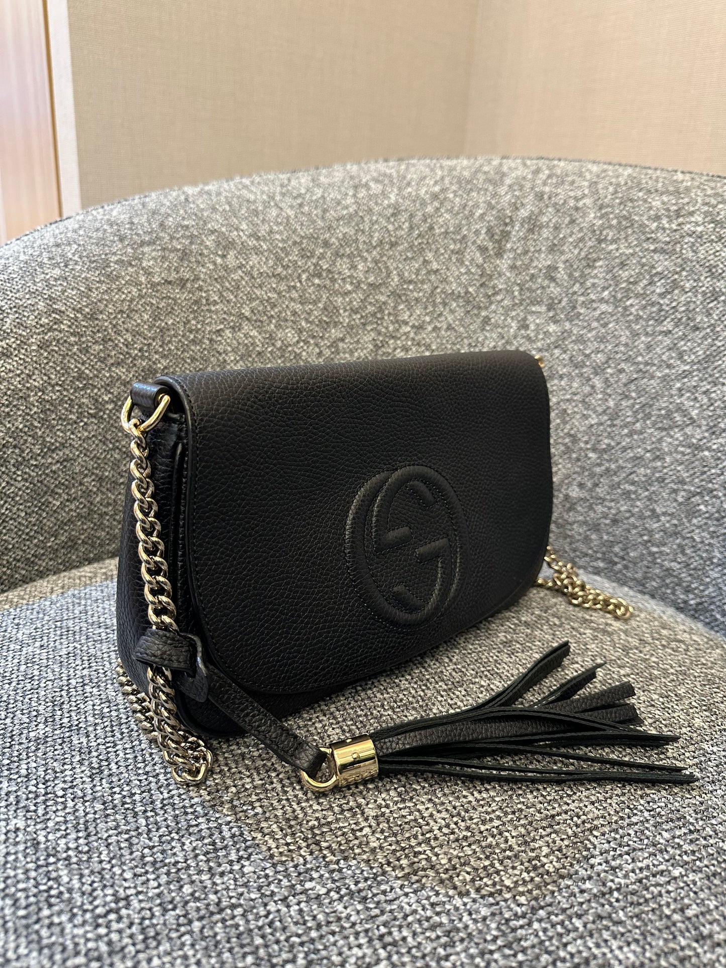 Gucci Soho Flap Crossbody Bag in Black Pebbled Leather
