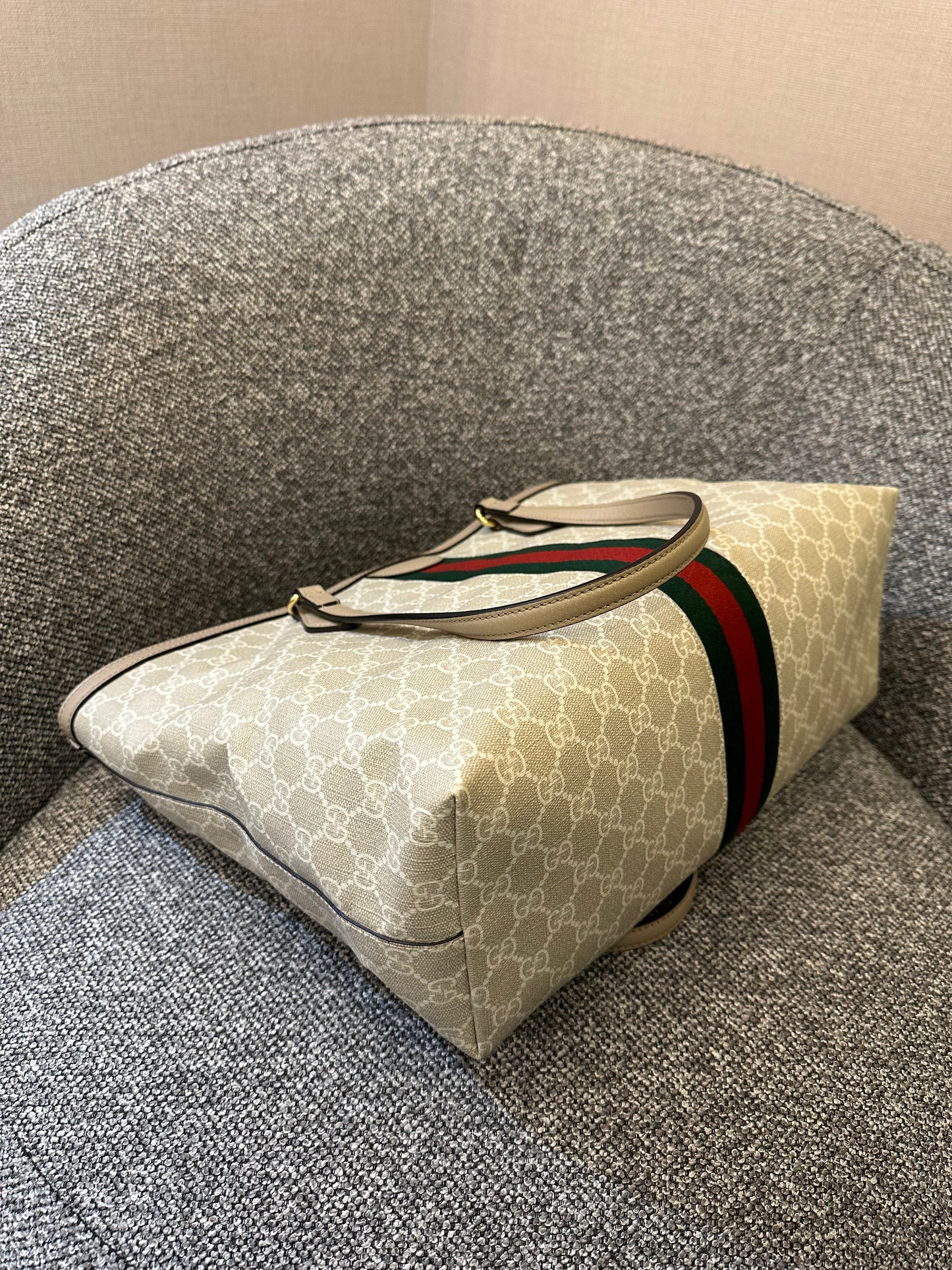 Gucci Ophidia GG Tote Bag in Beige and White Supreme Canvas