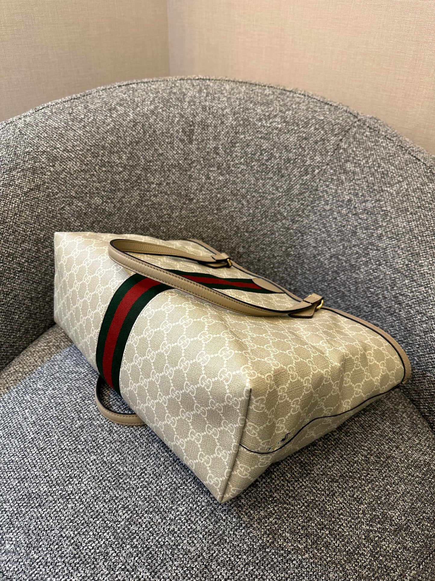 Gucci Ophidia GG Tote Bag in Beige and White Supreme Canvas