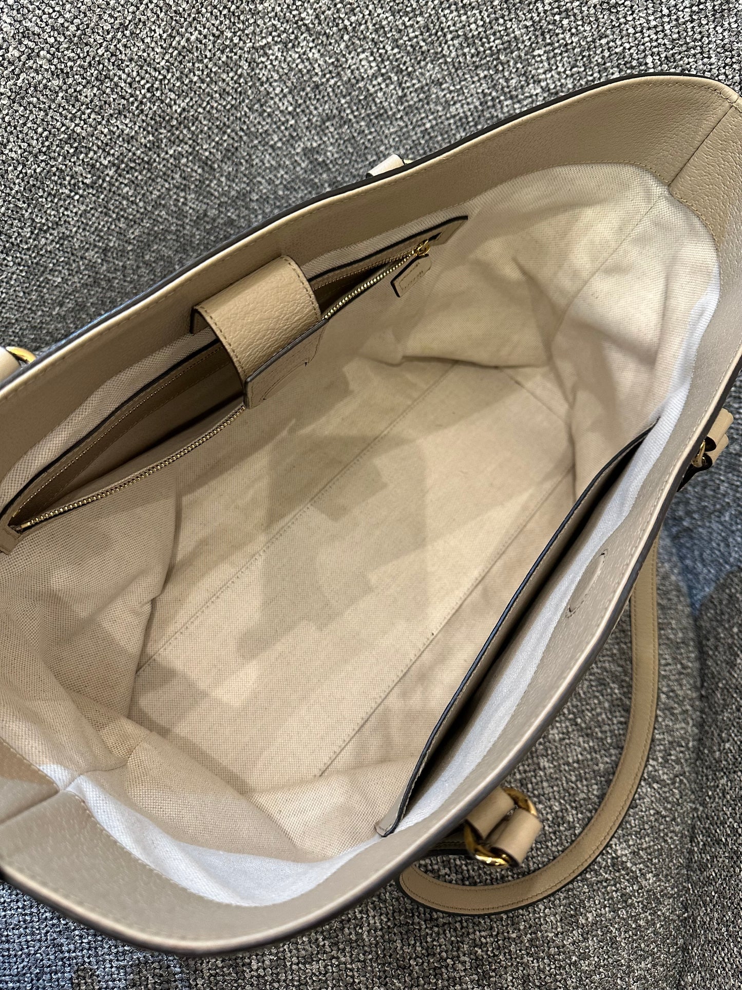 Gucci Ophidia GG Tote Bag in Beige and White Supreme Canvas