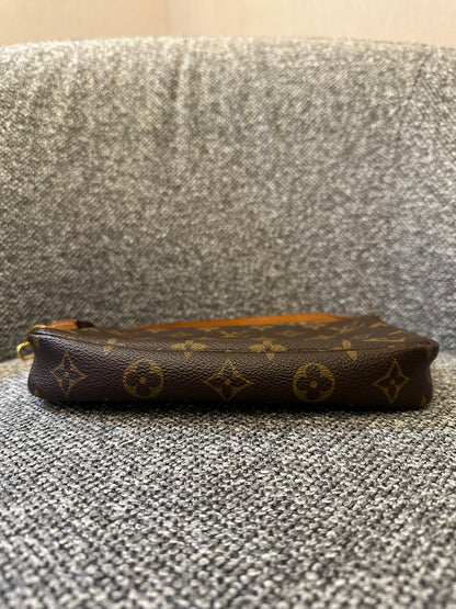 Louis Vuitton Pochette Accessoires in Monogram Canvas