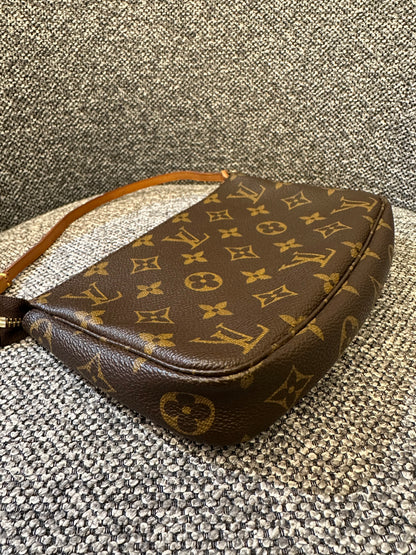 Louis Vuitton Pochette Accessoires in Monogram Canvas
