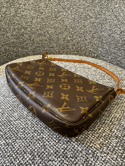 Louis Vuitton Pochette Accessoires in Monogram Canvas