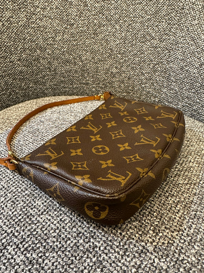 Louis Vuitton Pochette Accessoires in Monogram Canvas