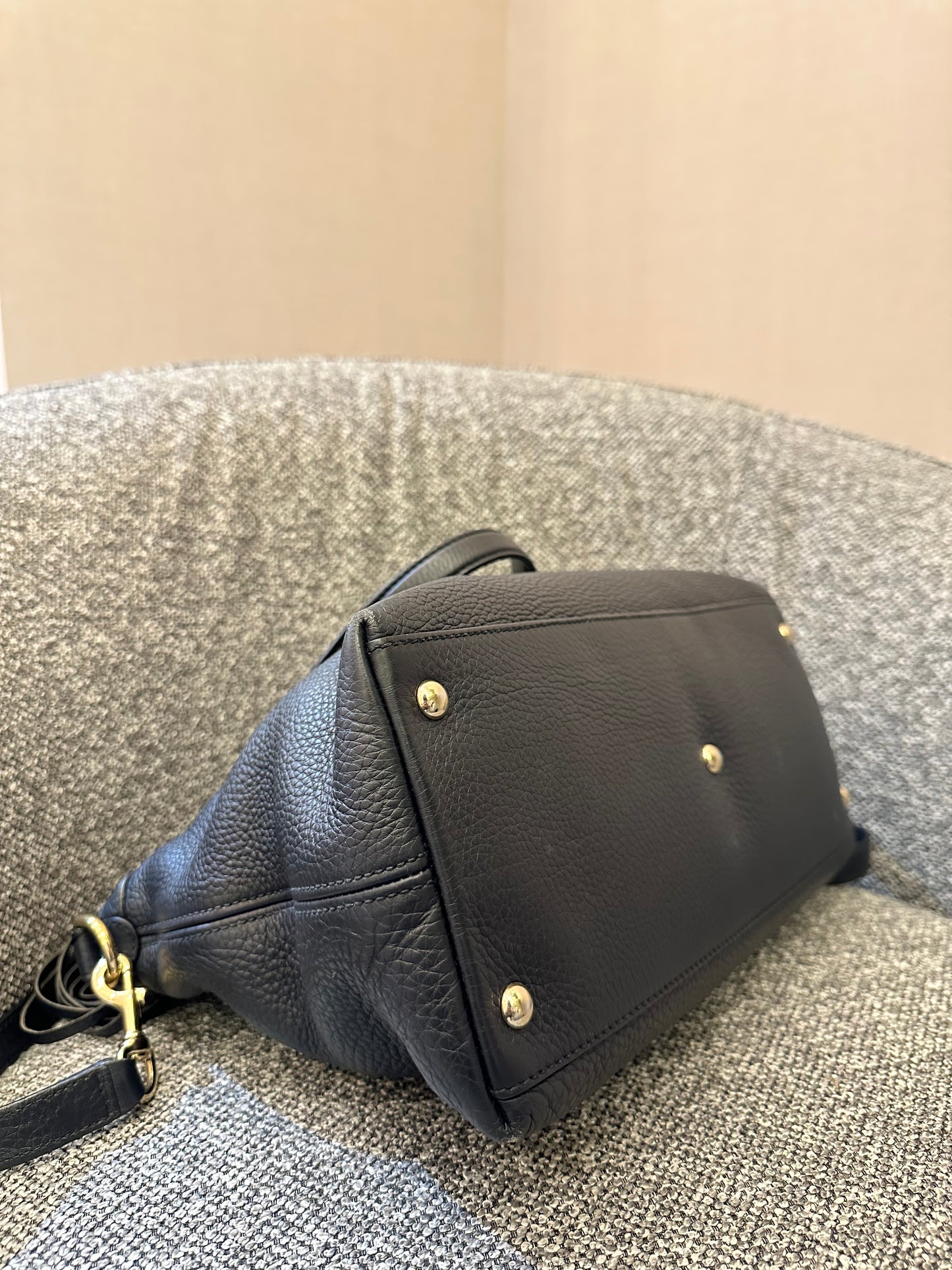 Gucci Soho Top Handle Bag in Black Grained Leather