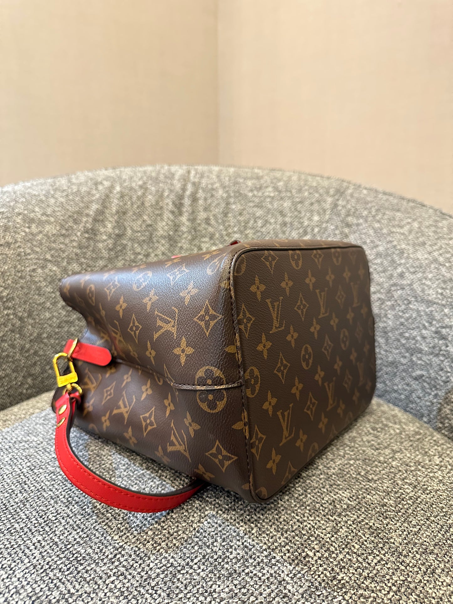 Louis Vuitton NeoNoe MM Bucket Bag in Monogram Canvas with Red Coquelicots Leather Trim