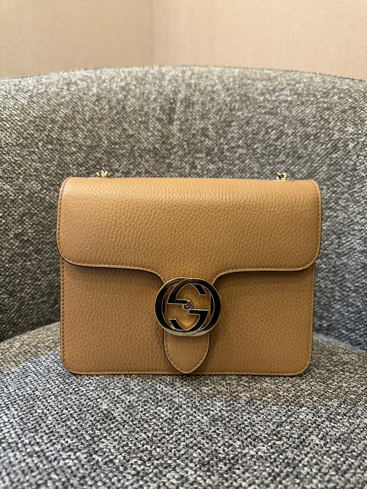 Gucci Interlocking G Chain Strap Shoulder Bag In Beige Leather