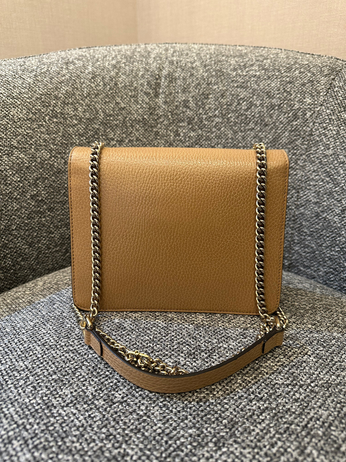 Gucci Interlocking G Chain Strap Shoulder Bag In Beige Leather