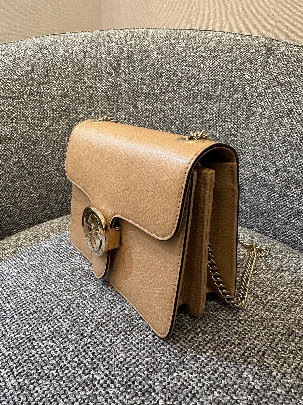 Gucci Interlocking G Chain Strap Shoulder Bag In Beige Leather