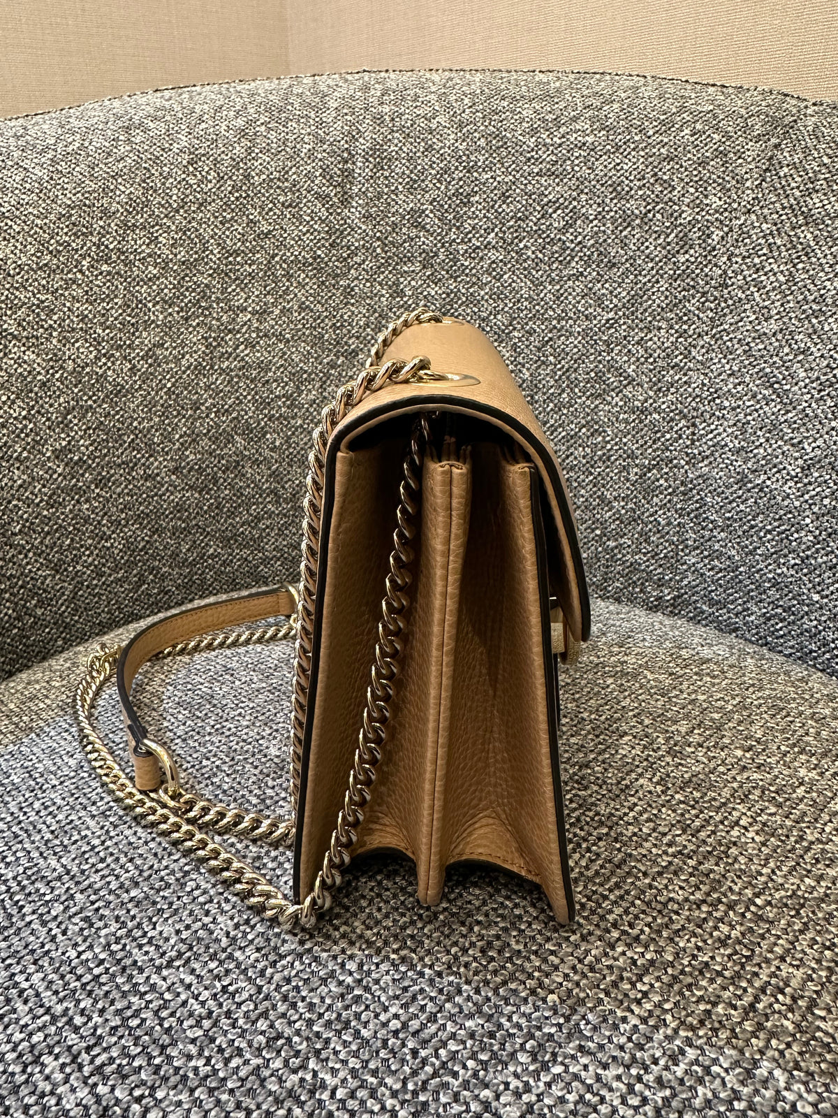 Gucci Interlocking G Chain Strap Shoulder Bag In Beige Leather
