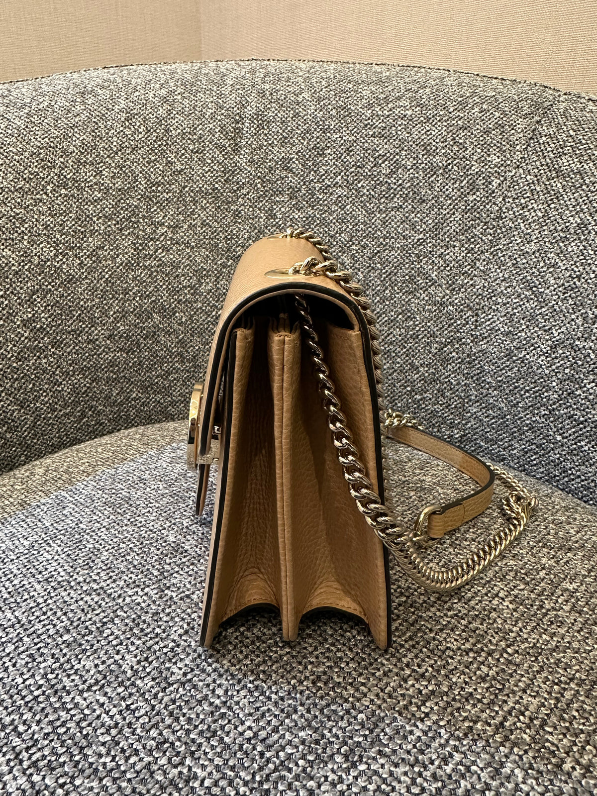 Gucci Interlocking G Chain Strap Shoulder Bag In Beige Leather
