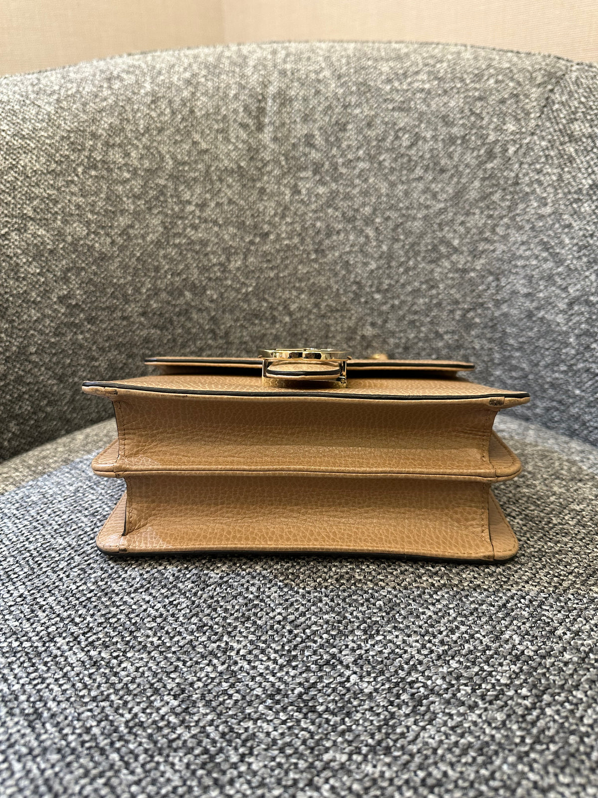 Gucci Interlocking G Chain Strap Shoulder Bag In Beige Leather