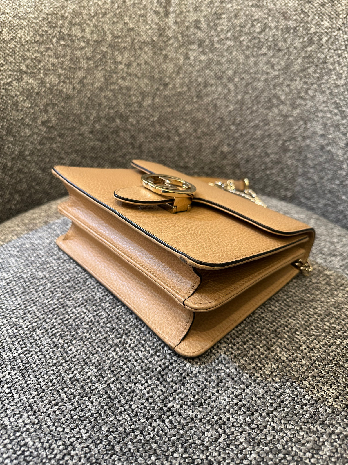 Gucci Interlocking G Chain Strap Shoulder Bag In Beige Leather