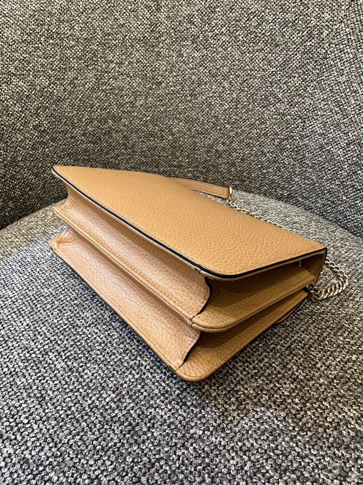 Gucci Interlocking G Chain Strap Shoulder Bag In Beige Leather