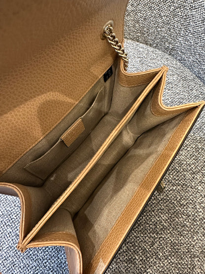 Gucci Interlocking G Chain Strap Shoulder Bag In Beige Leather