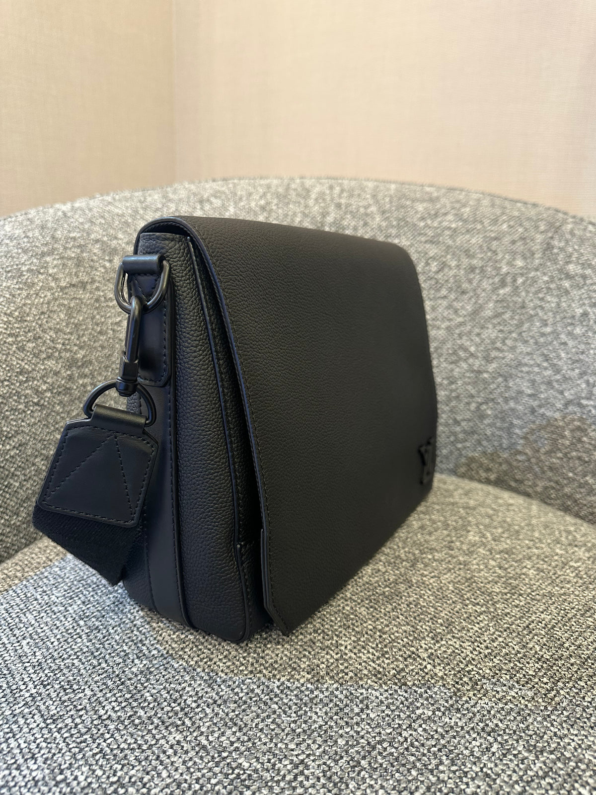 Louis Vuitton Takeoff Messenger Bag