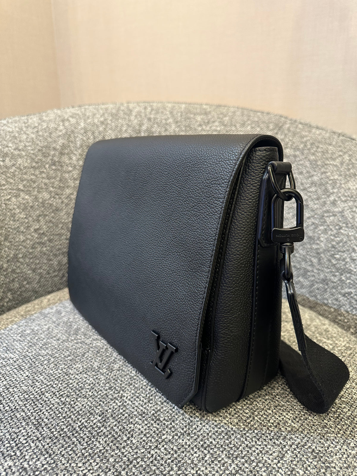 Louis Vuitton Takeoff Messenger Bag