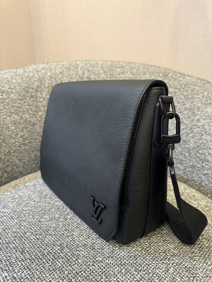 Louis Vuitton Takeoff Messenger Bag
