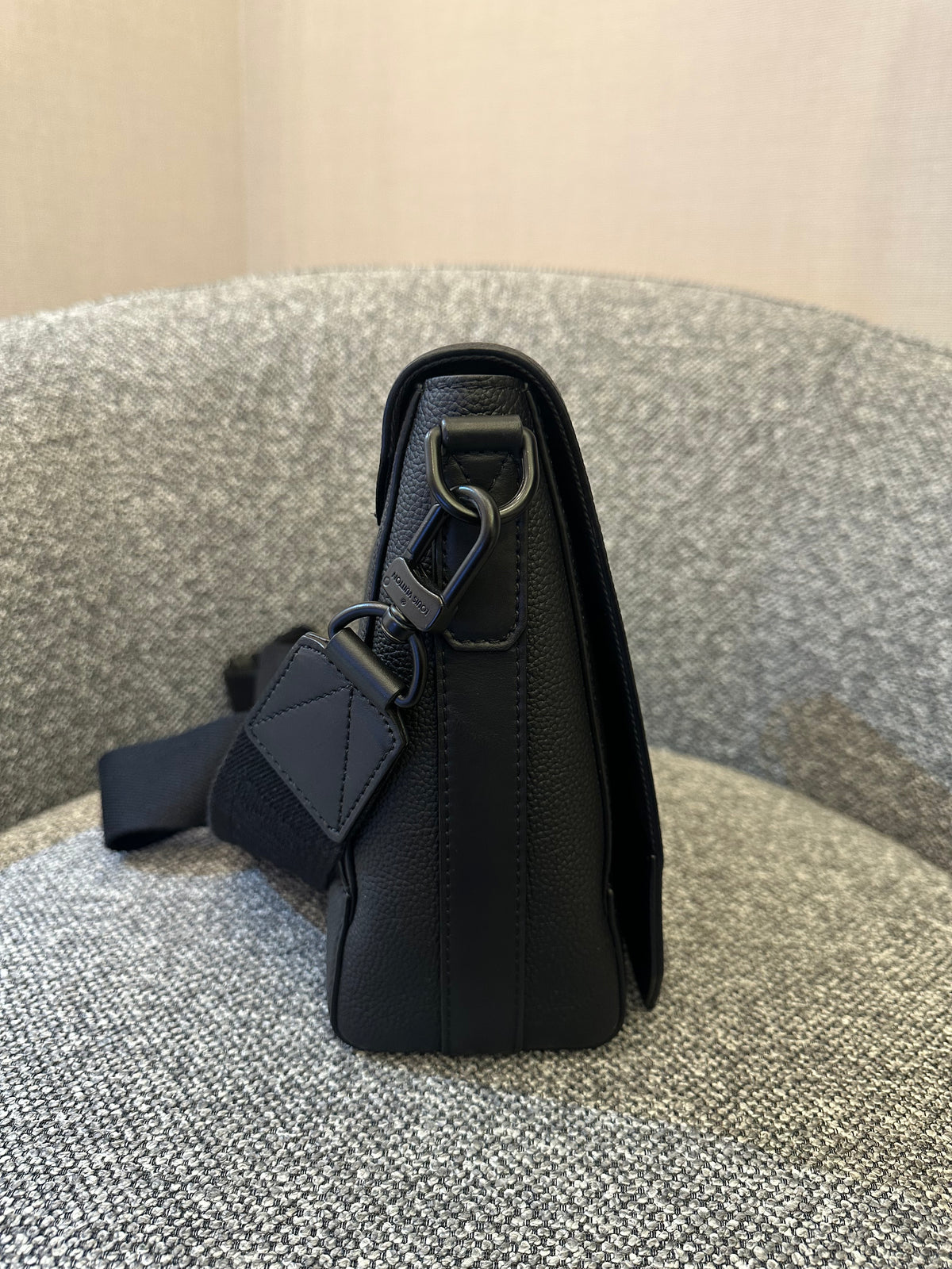 Louis Vuitton Takeoff Messenger Bag