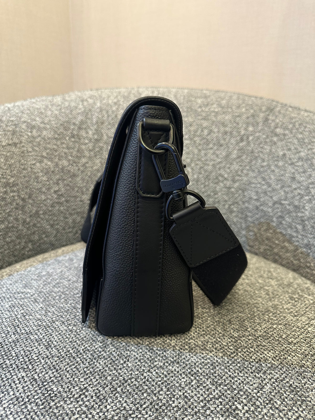 Louis Vuitton Takeoff Messenger Bag