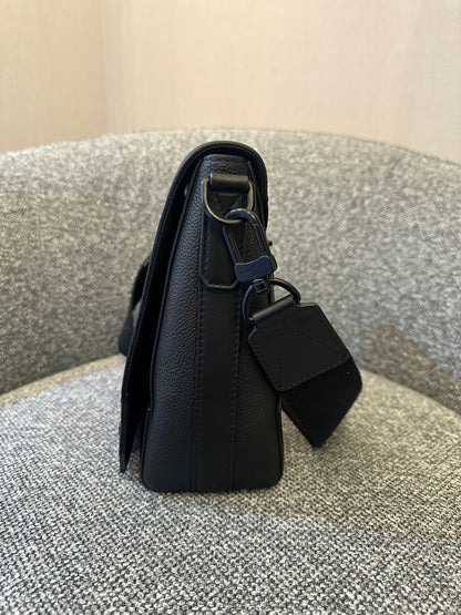 Louis Vuitton Takeoff Messenger Bag