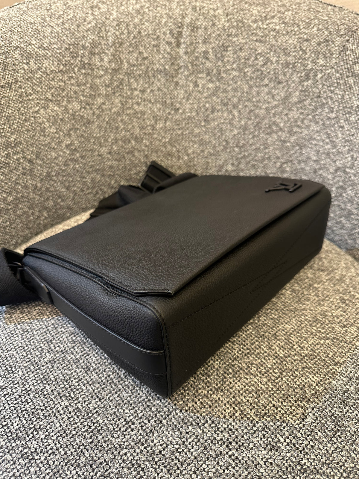 Louis Vuitton Takeoff Messenger Bag