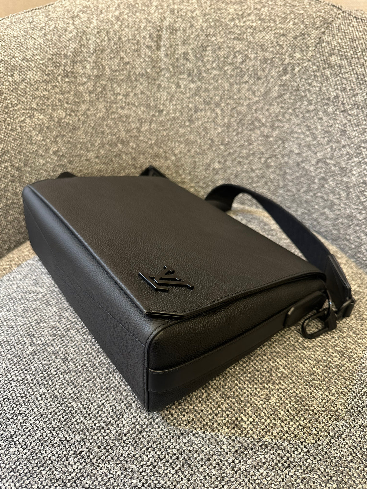 Louis Vuitton Takeoff Messenger Bag