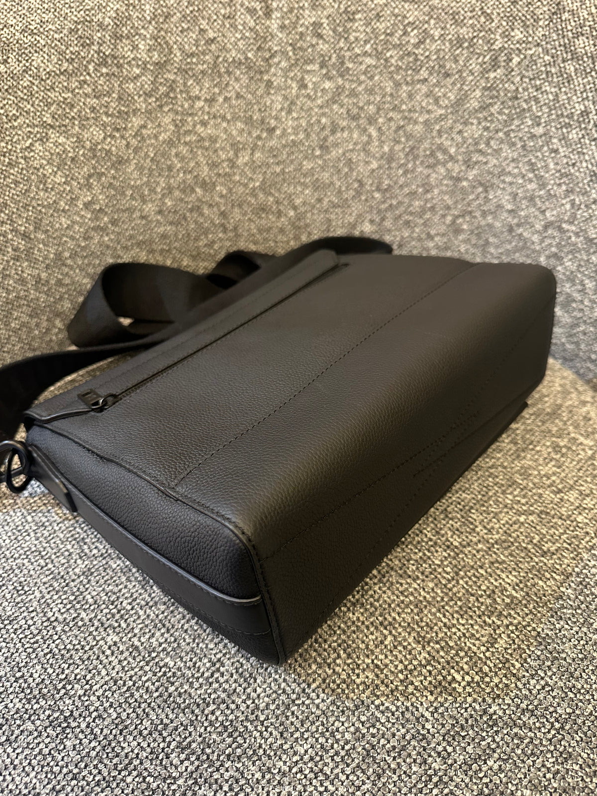 Louis Vuitton Takeoff Messenger Bag