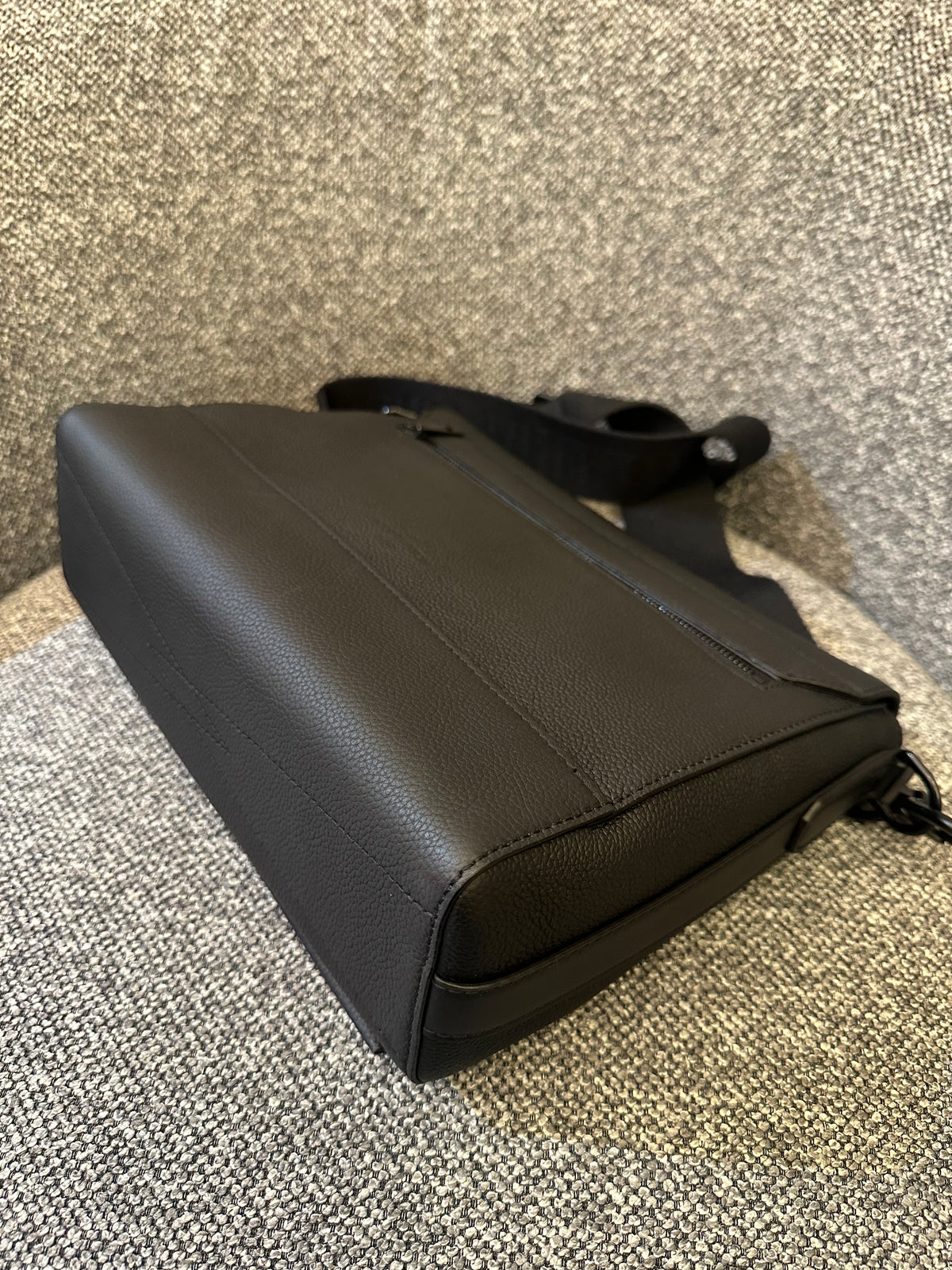 Louis Vuitton Takeoff Messenger Bag