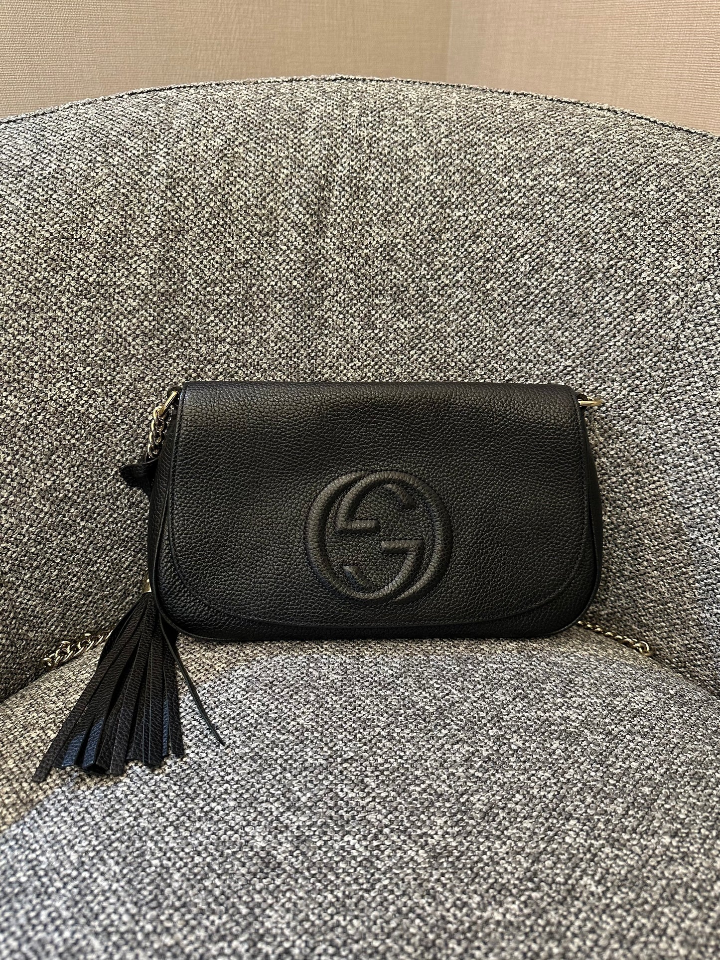 Gucci Soho Flap Crossbody Bag in Black Pebbled Leather