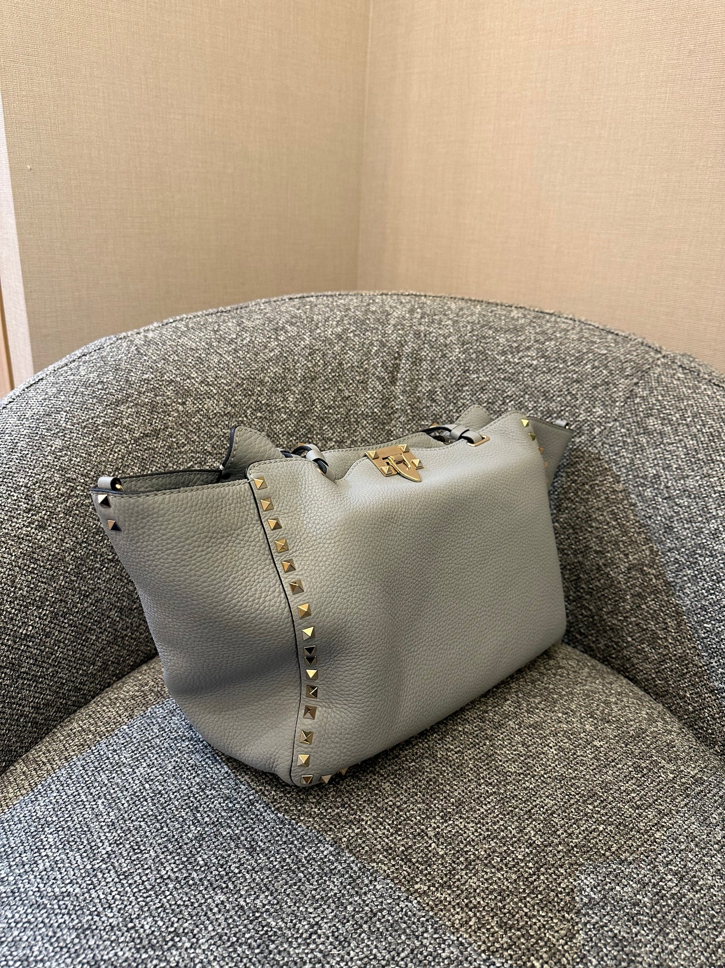 Valentino Garavani Rockstud Tote Bag In Light Blue Leather
