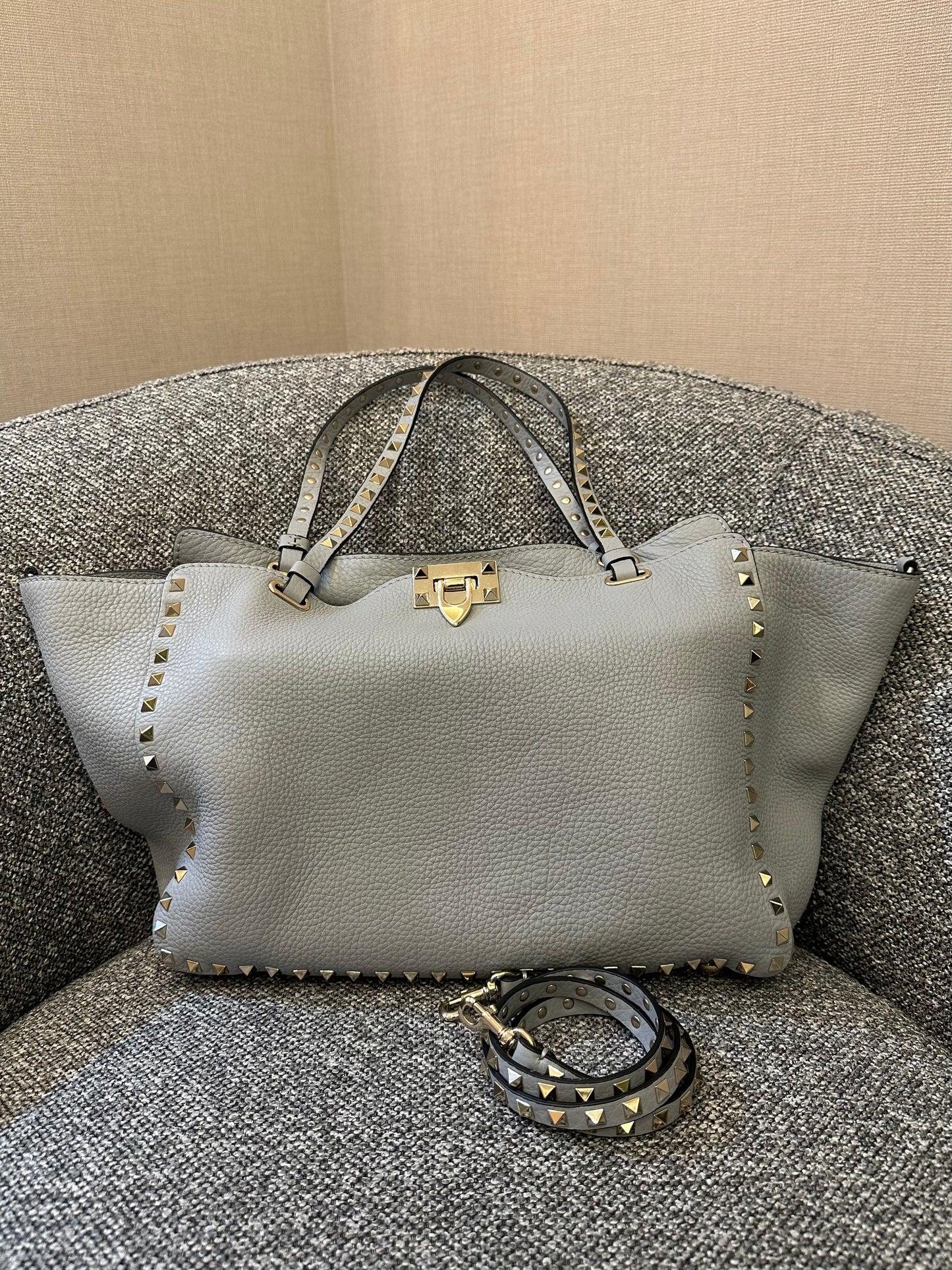 Valentino Garavani Rockstud Tote Bag In Light Blue Leather