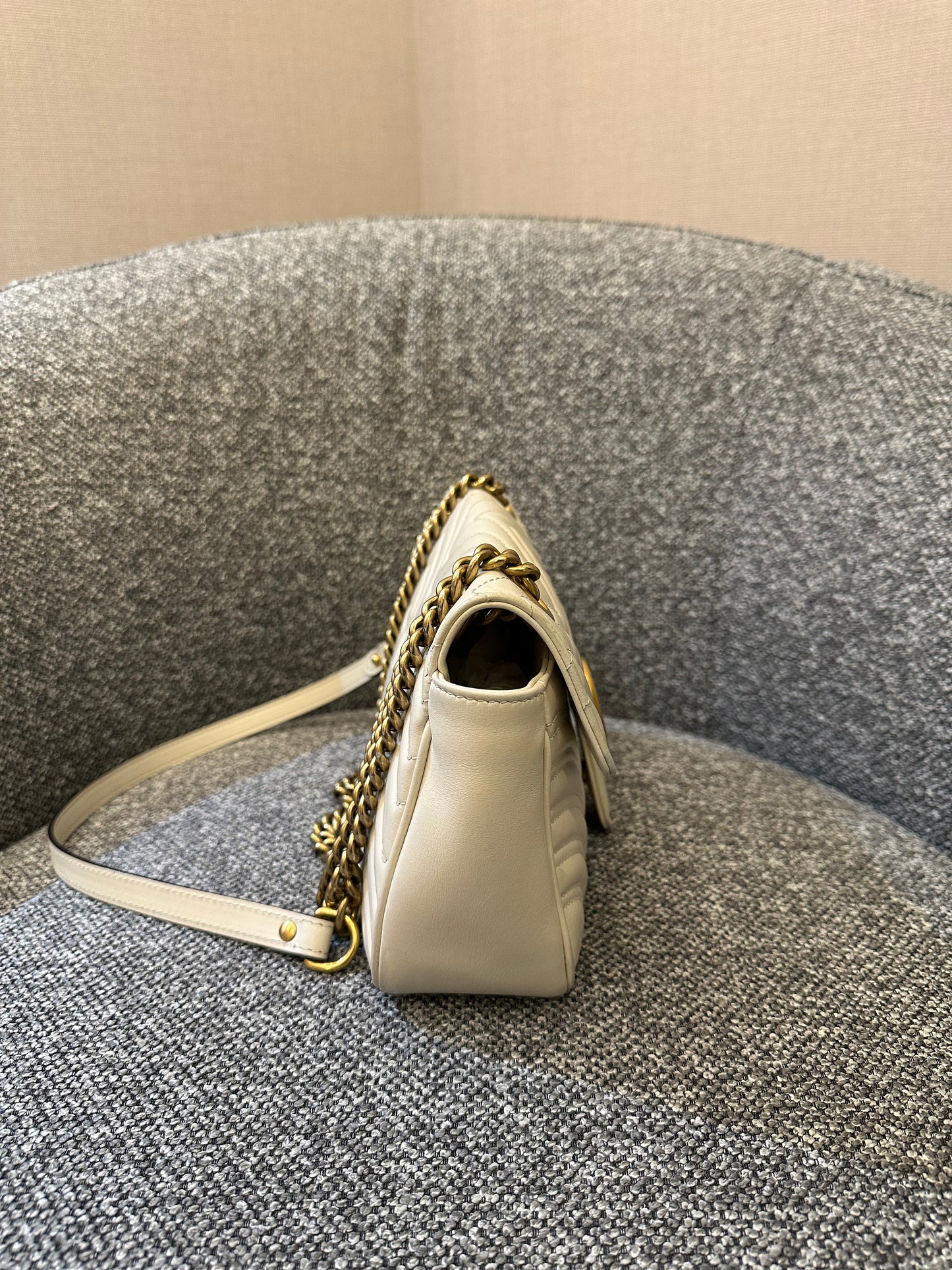 Gucci Marmont Flap Shoulder Bag In White Chevron Leather