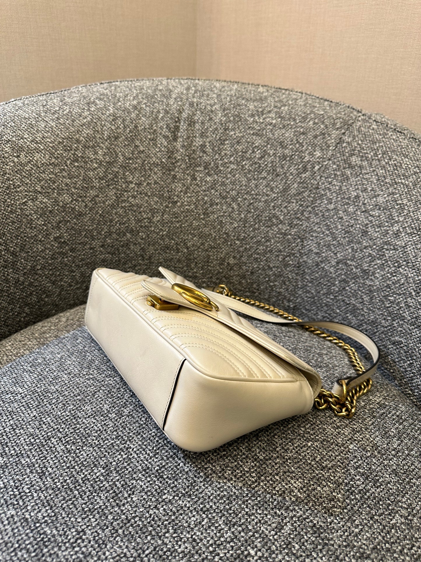 Gucci Marmont Flap Shoulder Bag In White Chevron Leather