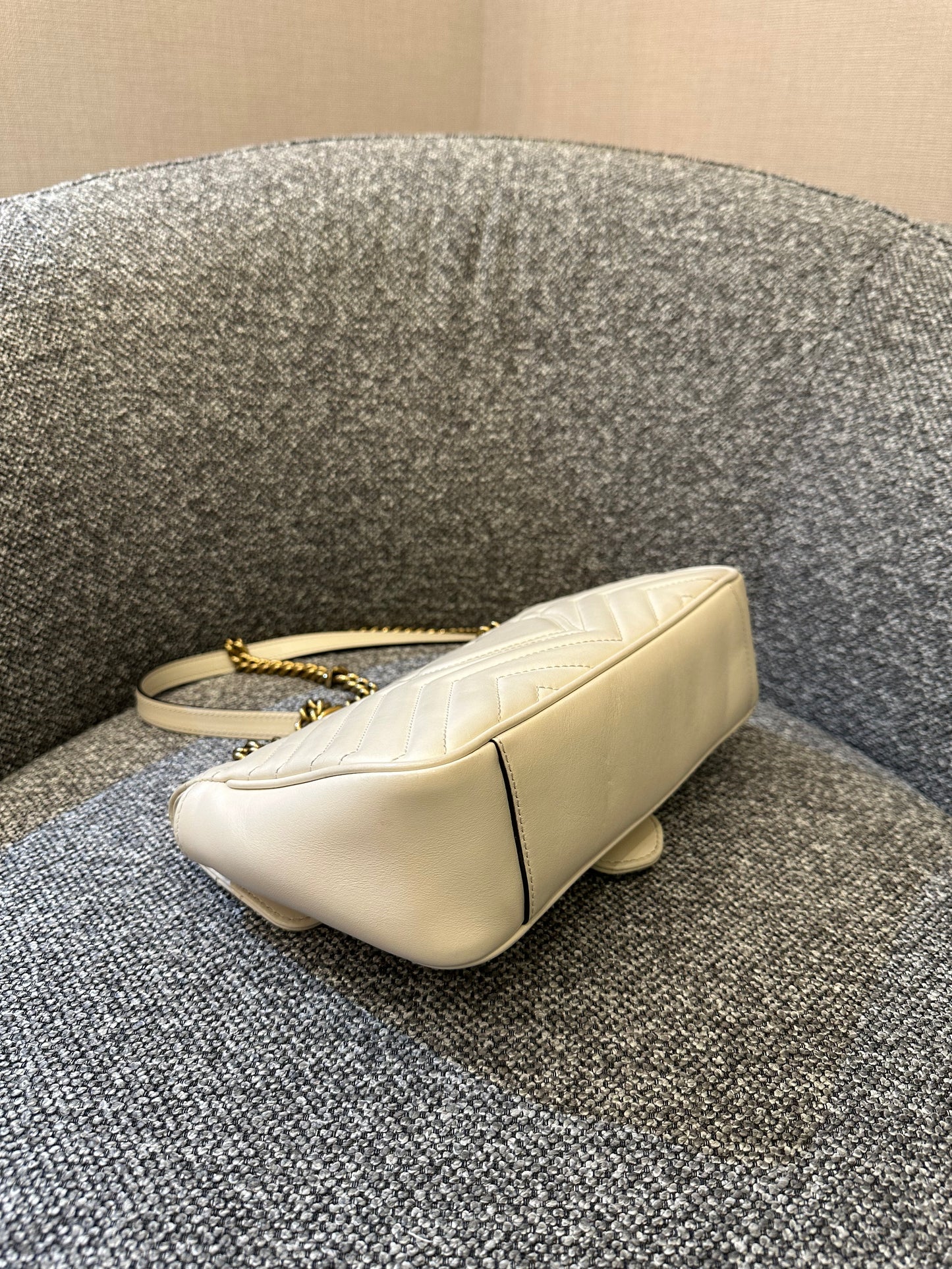 Gucci Marmont Flap Shoulder Bag In White Chevron Leather