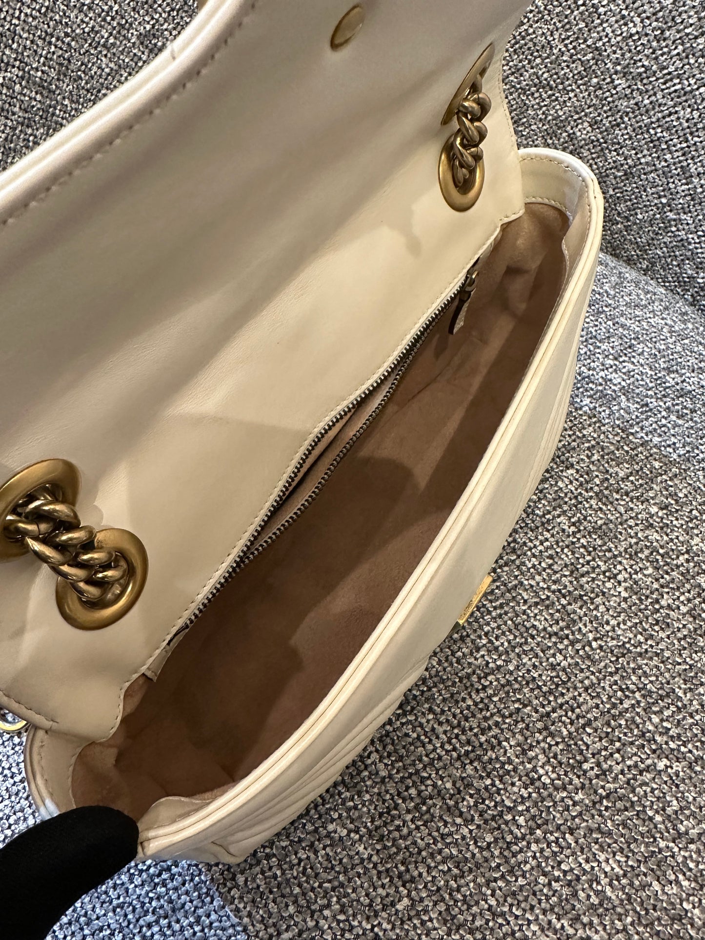 Gucci Marmont Flap Shoulder Bag In White Chevron Leather