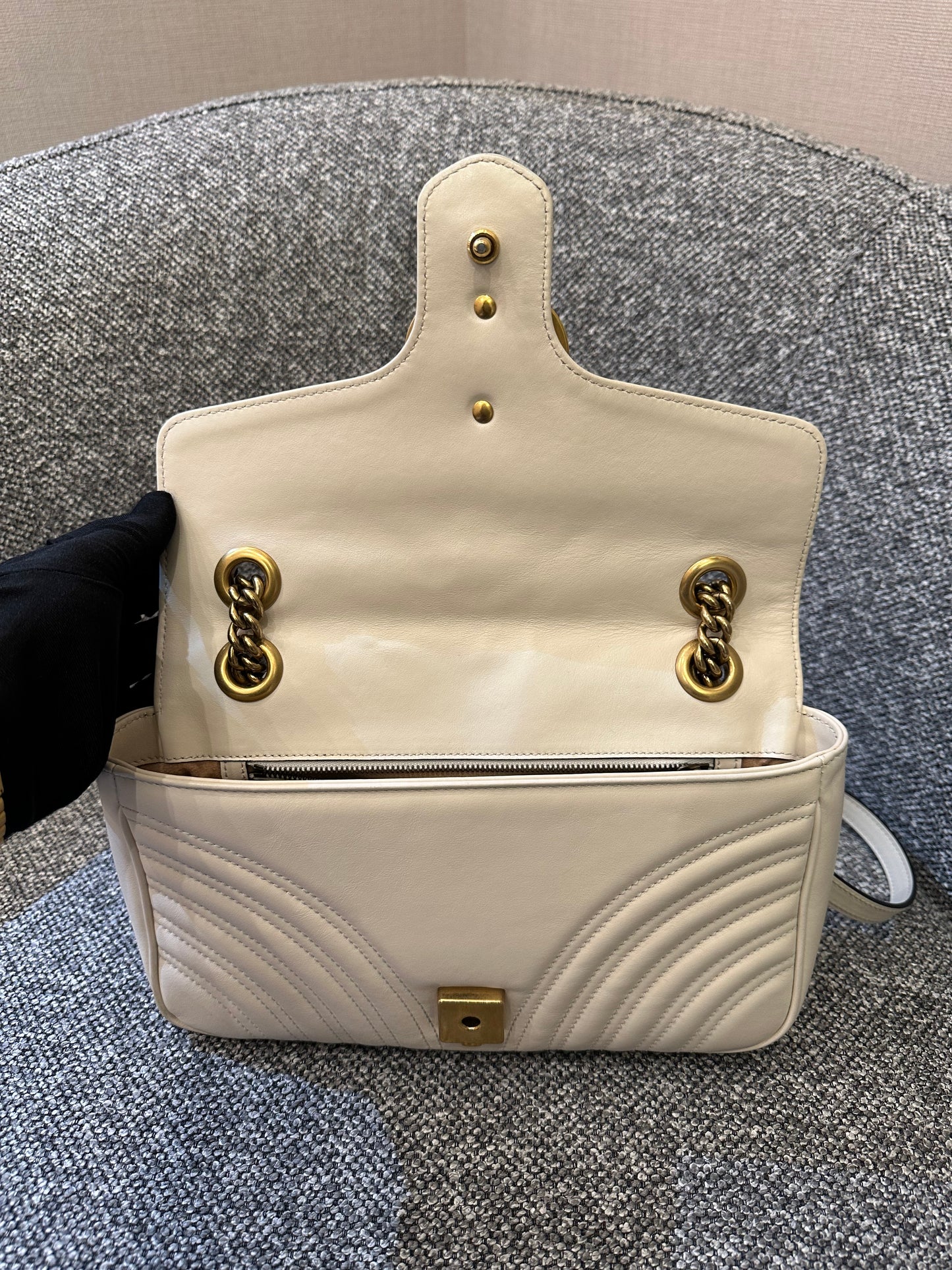 Gucci Marmont Flap Shoulder Bag In White Chevron Leather