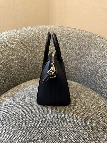 Givenchy Antigona Bag In Navy Blue Grained Leather