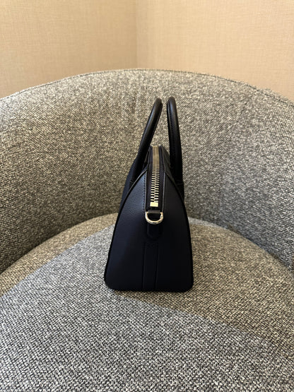 Givenchy Antigona Bag In Navy Blue Grained Leather