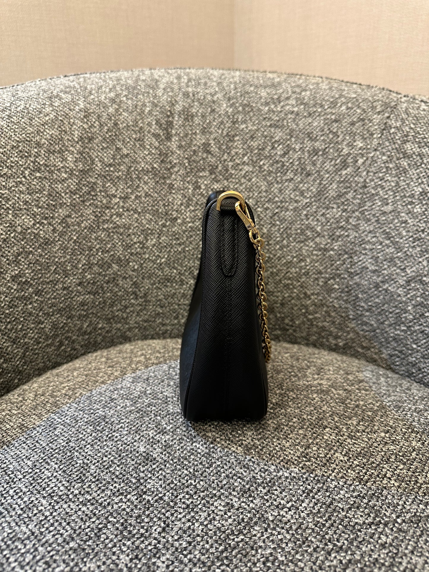 Prada Re-Edition 2005 Hobo Bag In Black Saffiano Leather