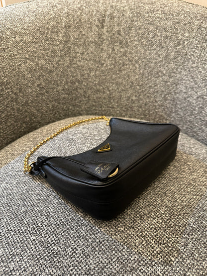 Prada Re-Edition 2005 Hobo Bag In Black Saffiano Leather