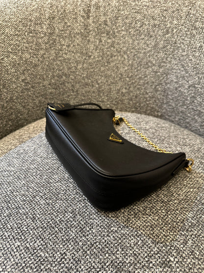 Prada Re-Edition 2005 Hobo Bag In Black Saffiano Leather
