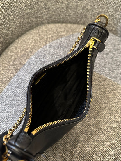 Prada Re-Edition 2005 Hobo Bag In Black Saffiano Leather
