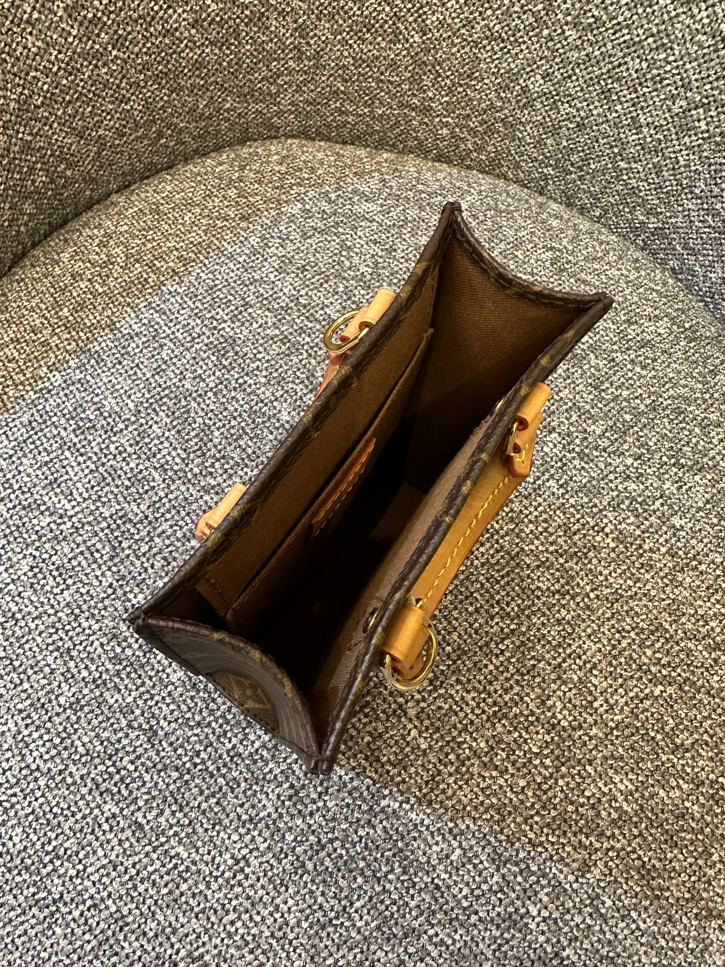 Louis Vuitton Sac Plat in Monogram Canvas