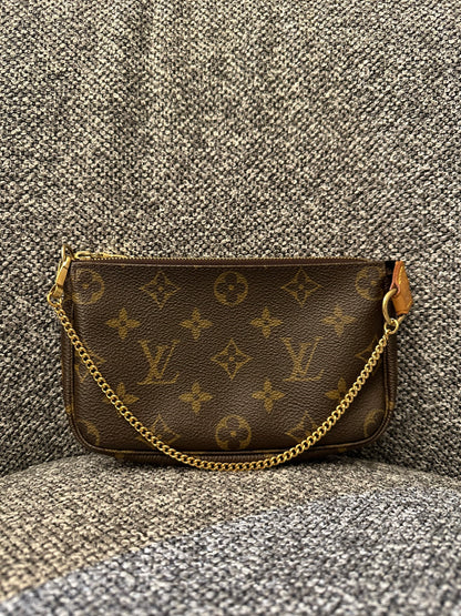 Louis Vuitton Pochette Accessoires in Monogram Canvas