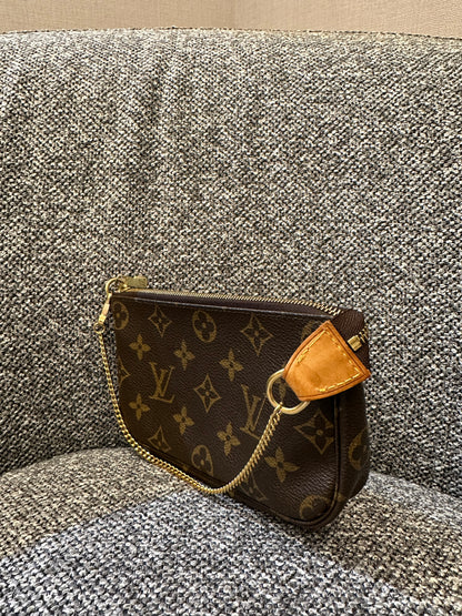 Louis Vuitton Pochette Accessoires in Monogram Canvas